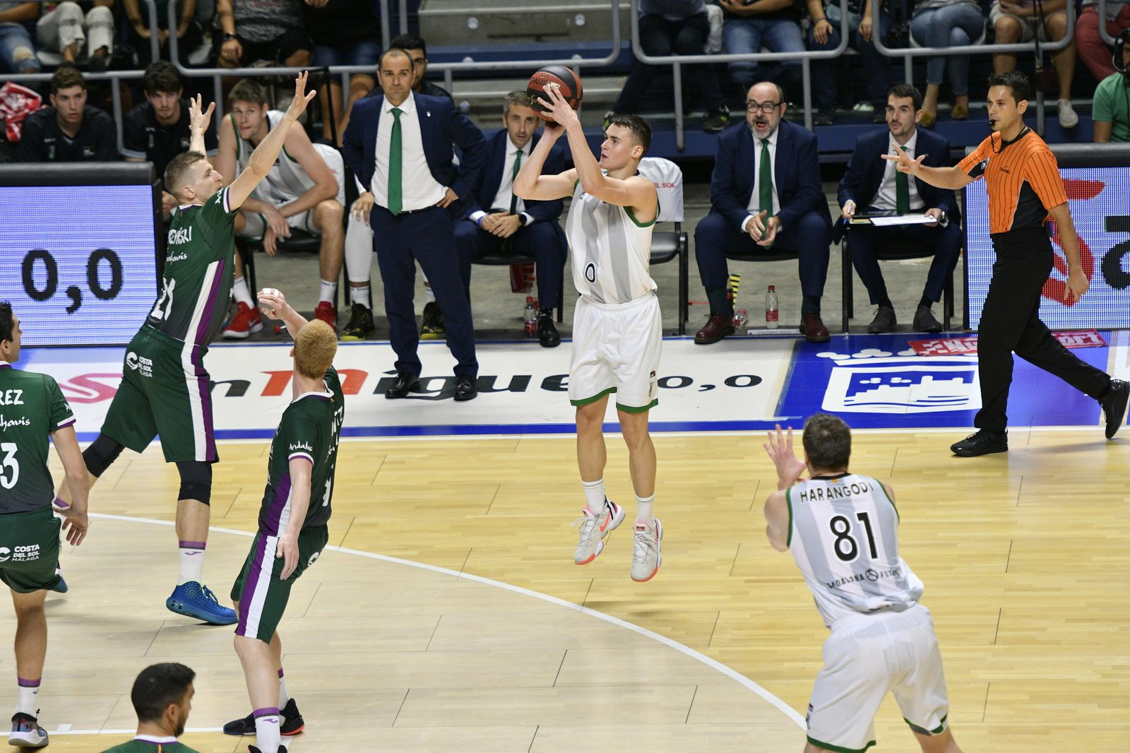 Dimitrijevic lanza a canasta en el Carpena.