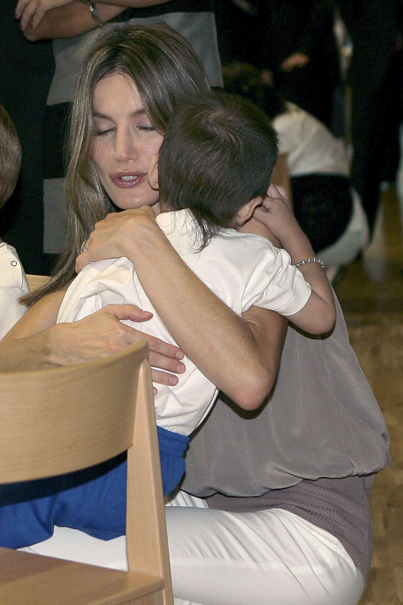 2010. Doña Letizia abraza a un niño en Tenerife