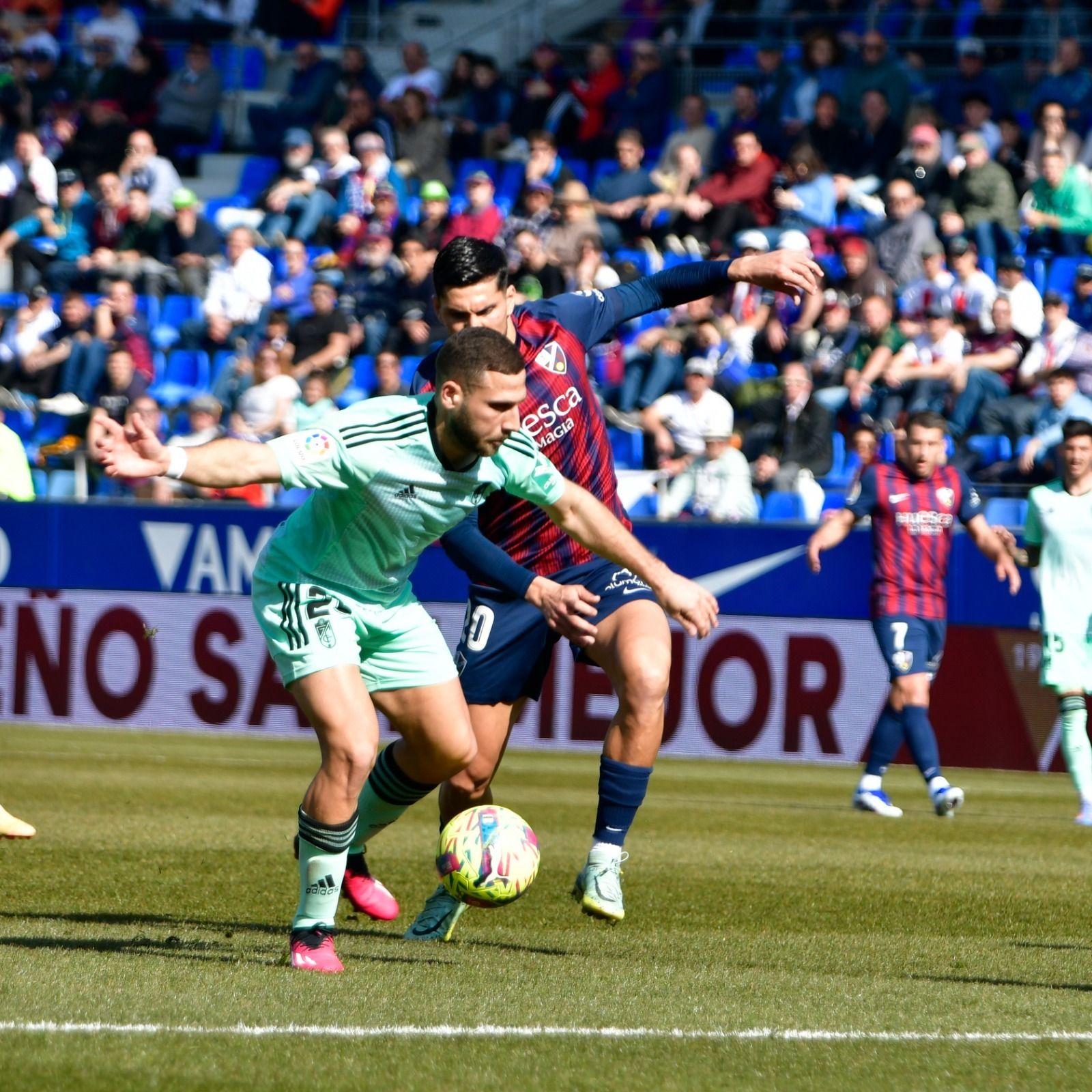 Weissman controla el balón ante un jugador del Huesca