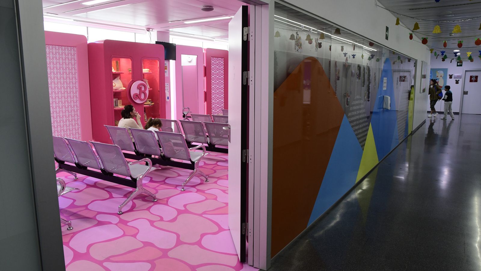 Acceso a la sala de espera de las Urgencias pediátricas.