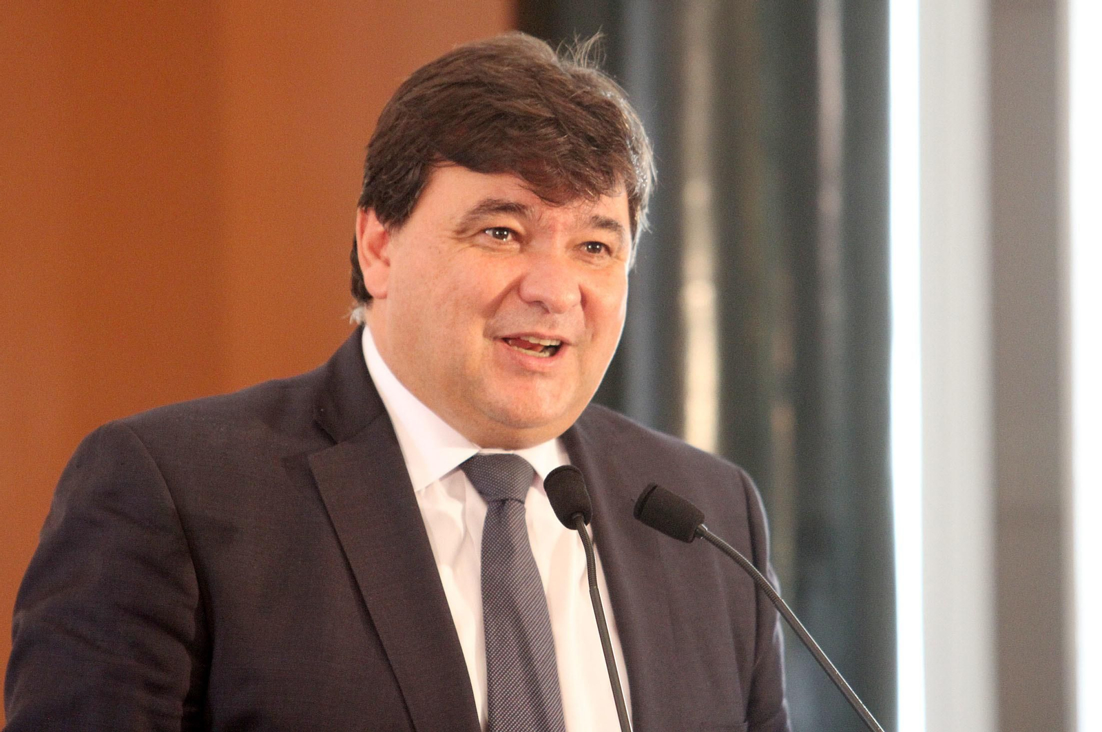 Imágenes de la conferencia y desayuno-coloquio de Gabriel Cruz, alcalde de Huelva