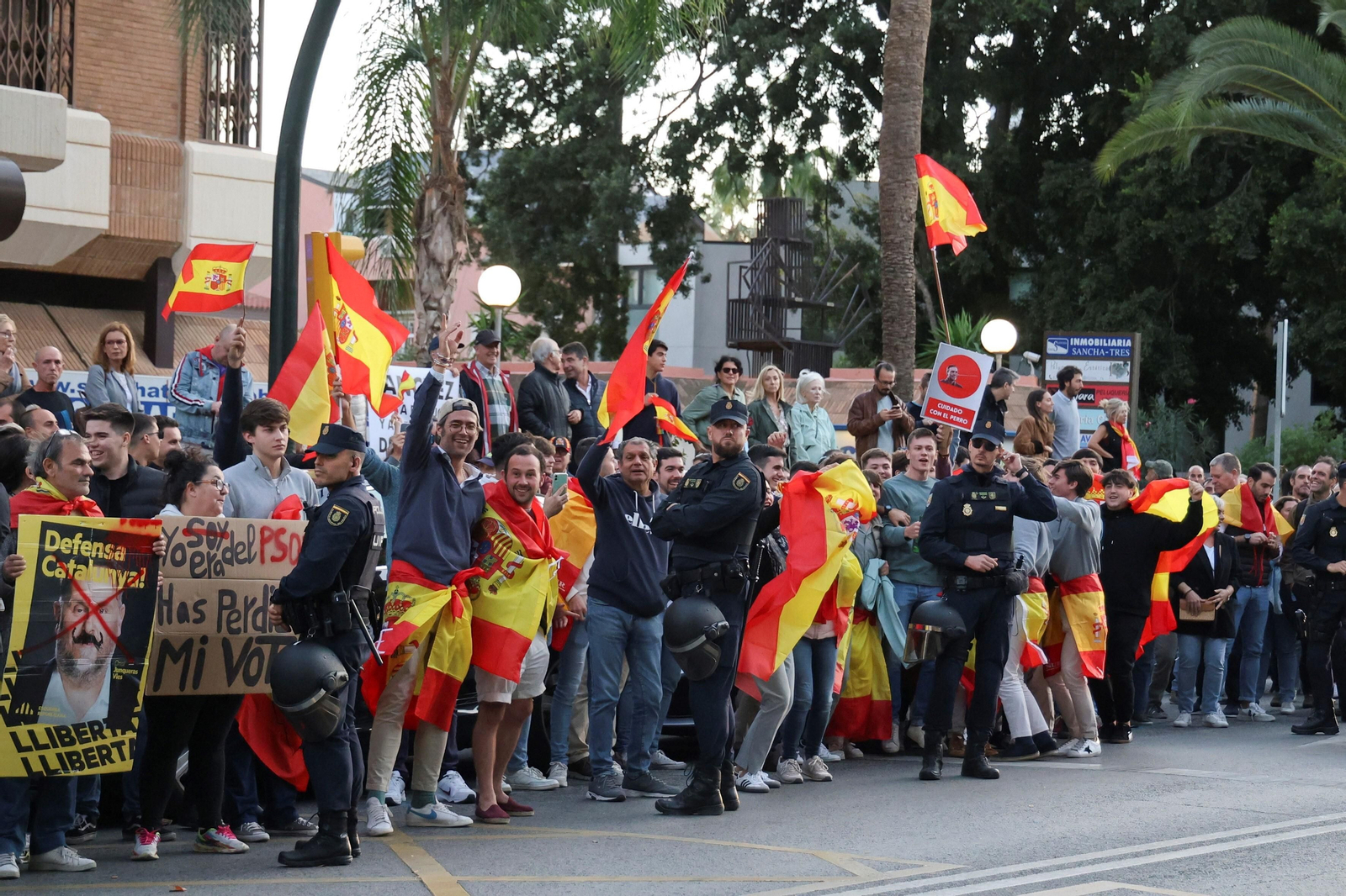 Las fotos de la protesta en Málaga contra Pedro Sánchez: "Se vende España por 7 votos" Las fotos de la protesta en Málaga contra Pedro Sánchez: "Se vende España por 7 votos"