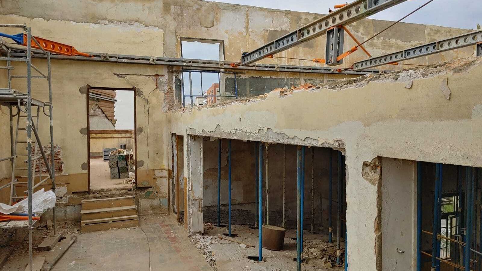 Estabilizadores del edificio dispuestos en la planta alta del edificio central.