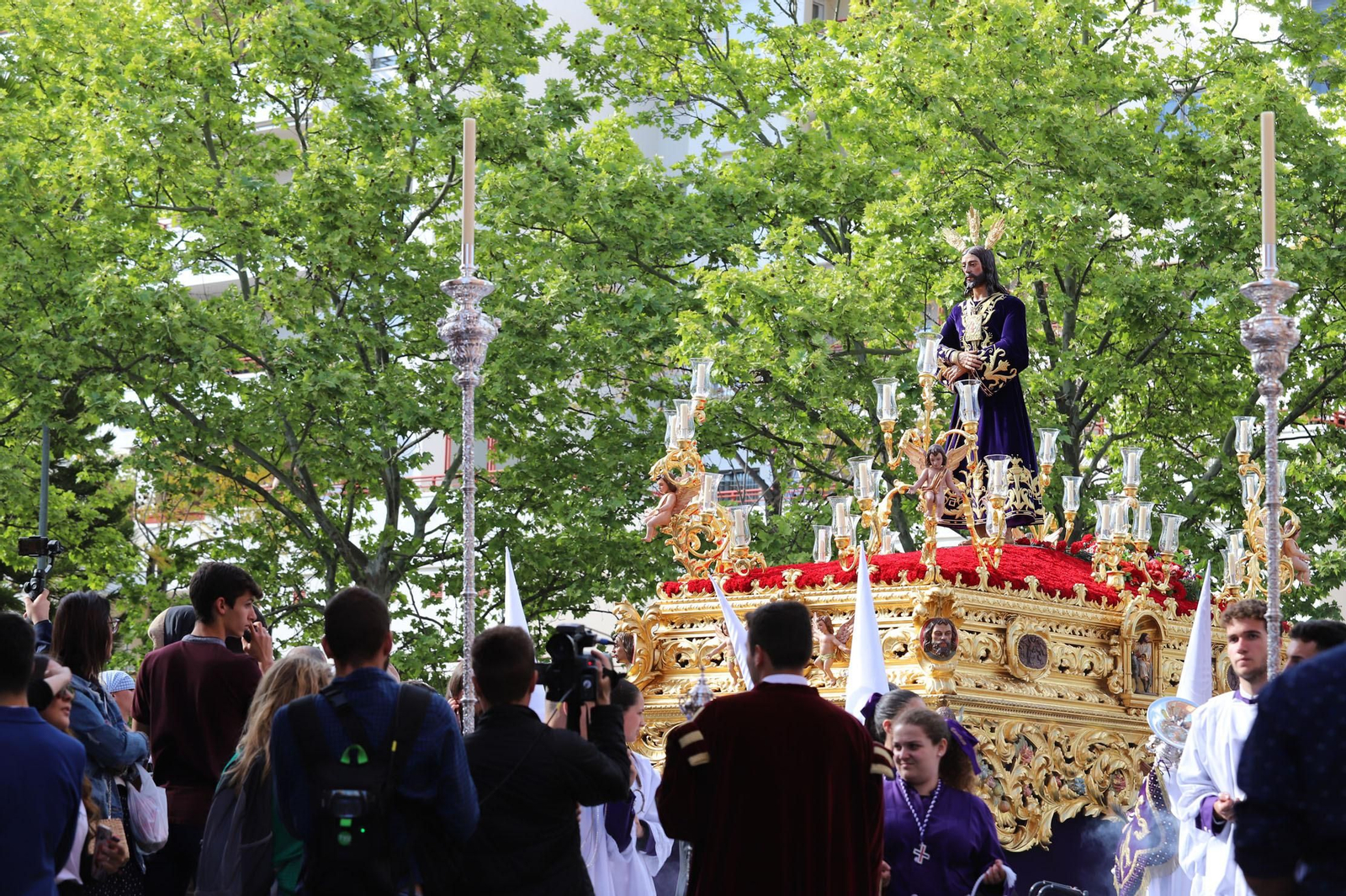 Imágenes del recorrido de la Hermandad del Cristo Cautivo de Huelva