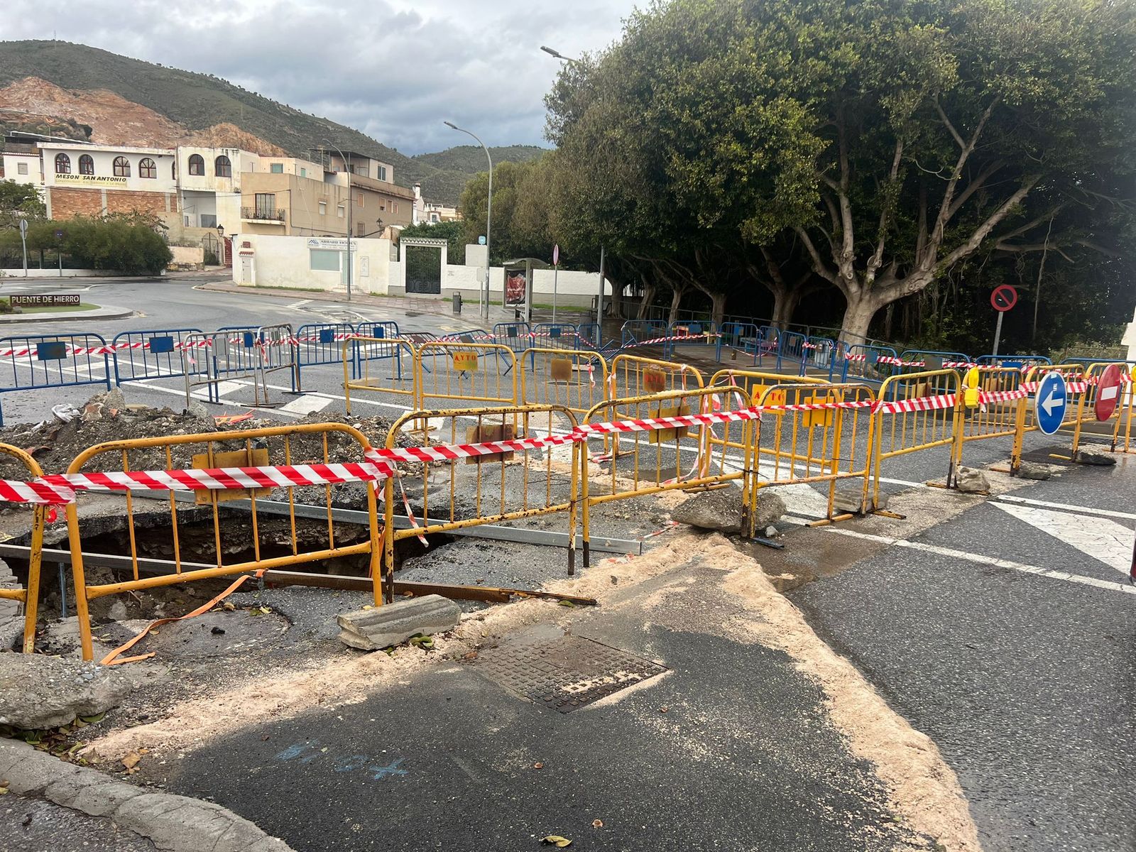 El socavón permanece vallado tras 10 días