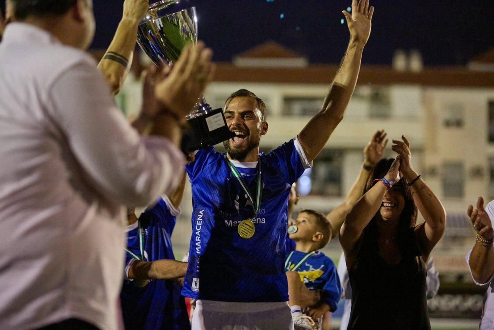 Jesús Sabaca levanta con sus compañeros el título de la Copa de Andalucía.