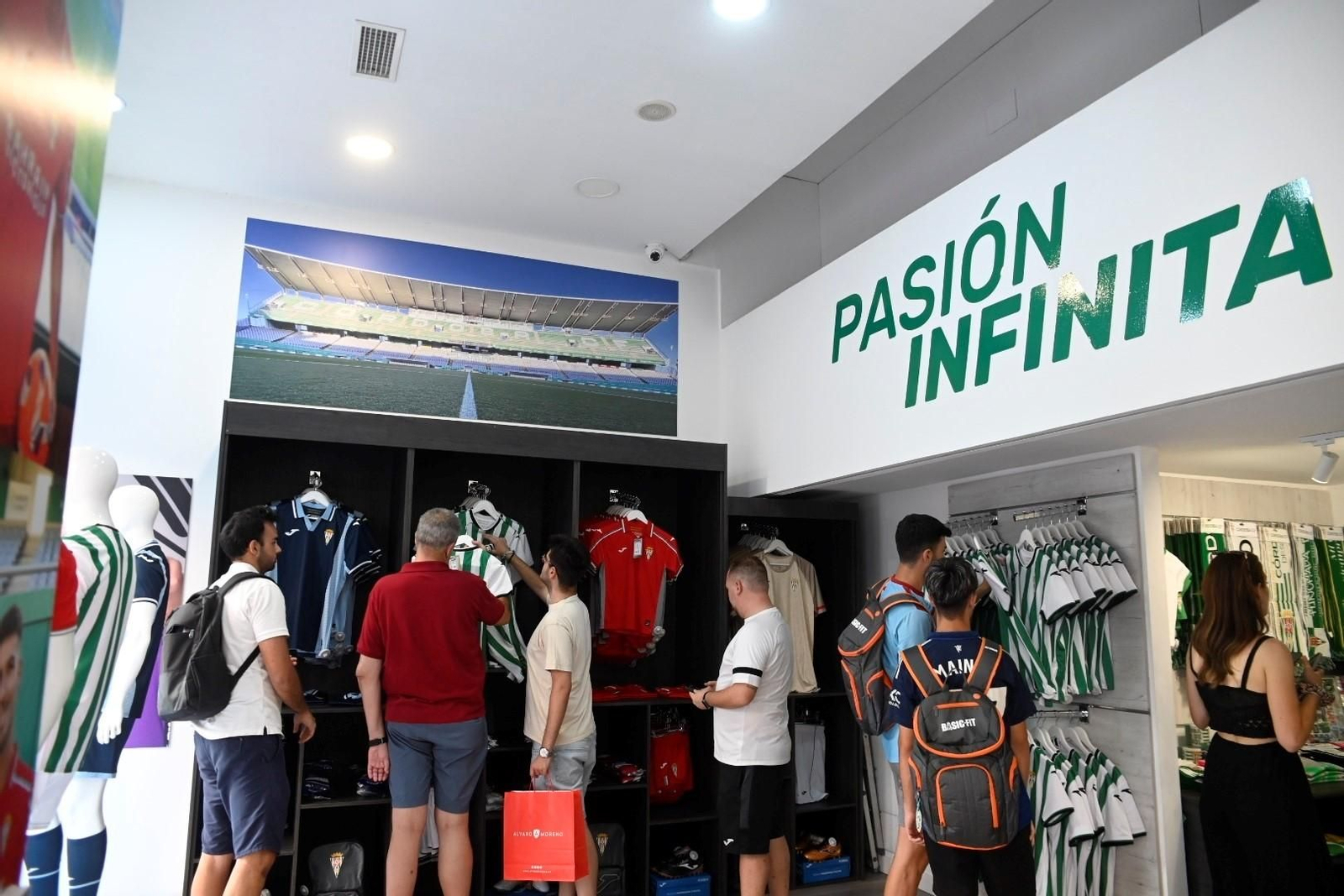 Las mejores fotos del primer día de venta de las nuevas camisetas del Córdoba CF