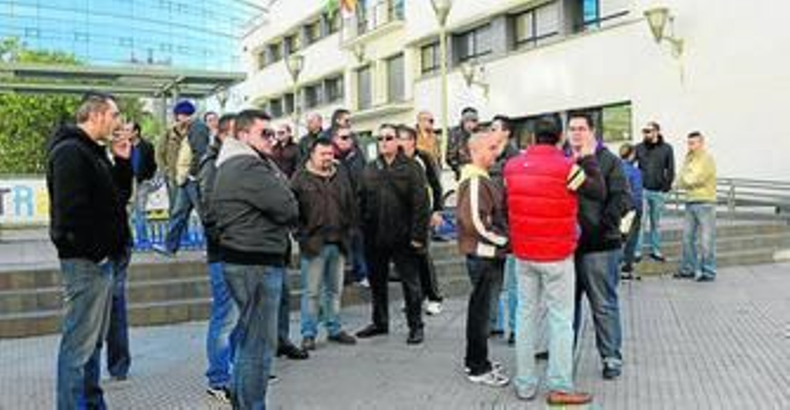 Los asalariados se concentraron en la mañana del miércoles frente a la Policía Local, lugar donde se reunían las asociaciones de taxistas con Guerrero.