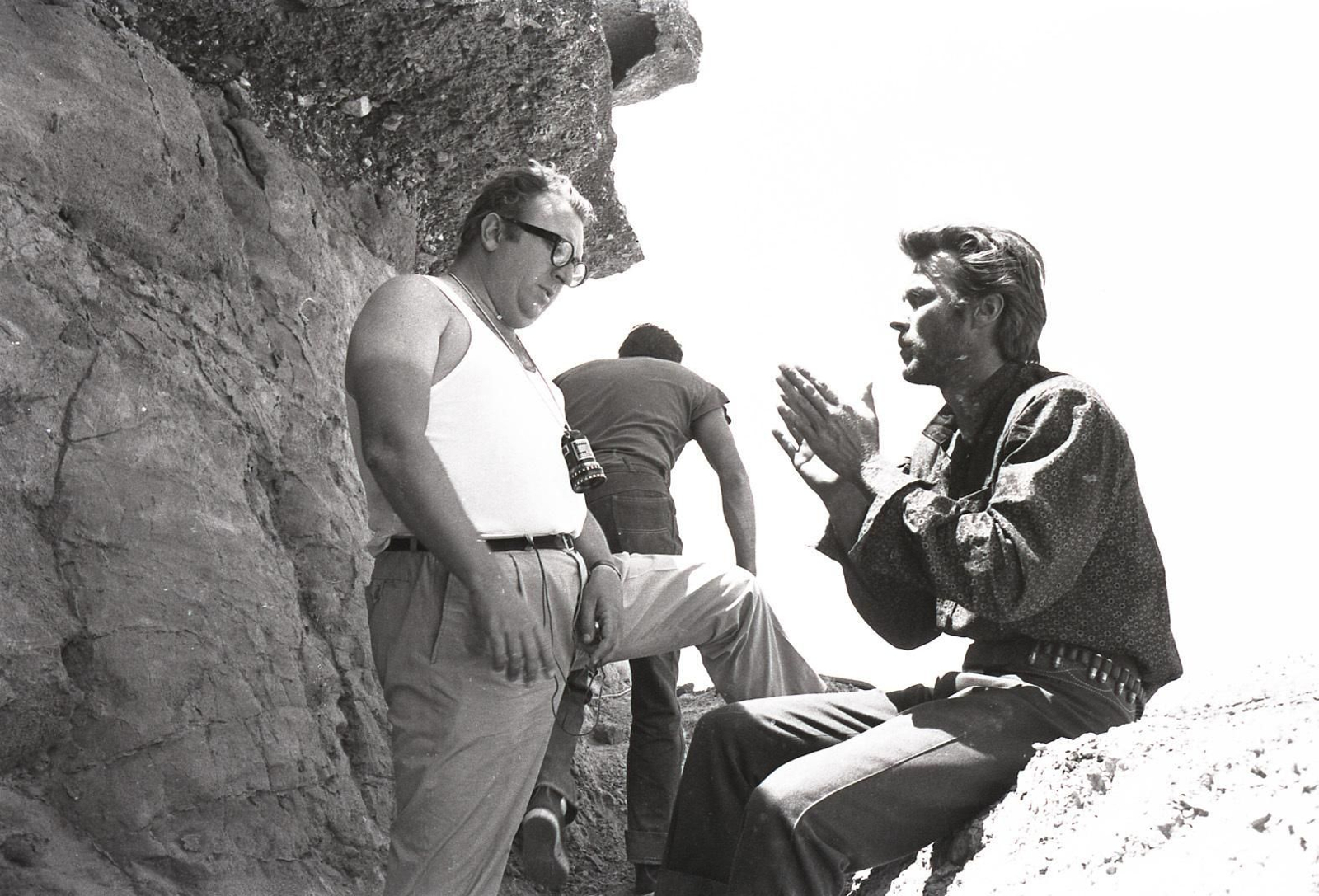 Sergio Leone junto a Clint Eastwood durante un rodaje.
