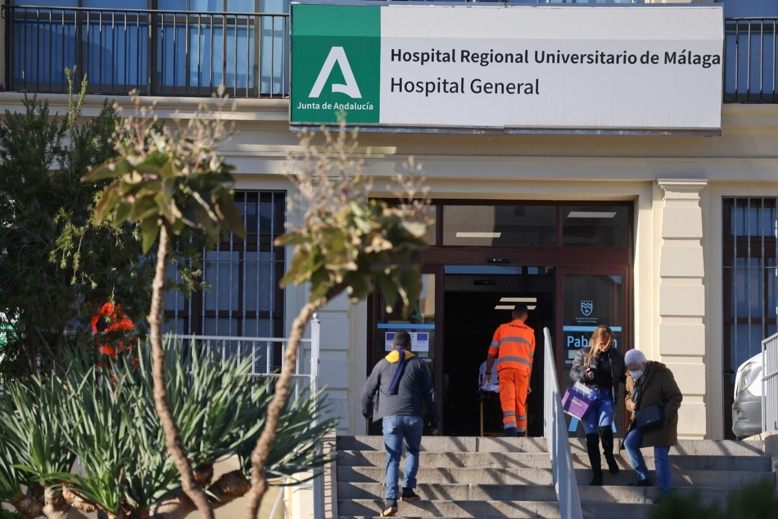 Entrada al Hospital Regional de Málaga.