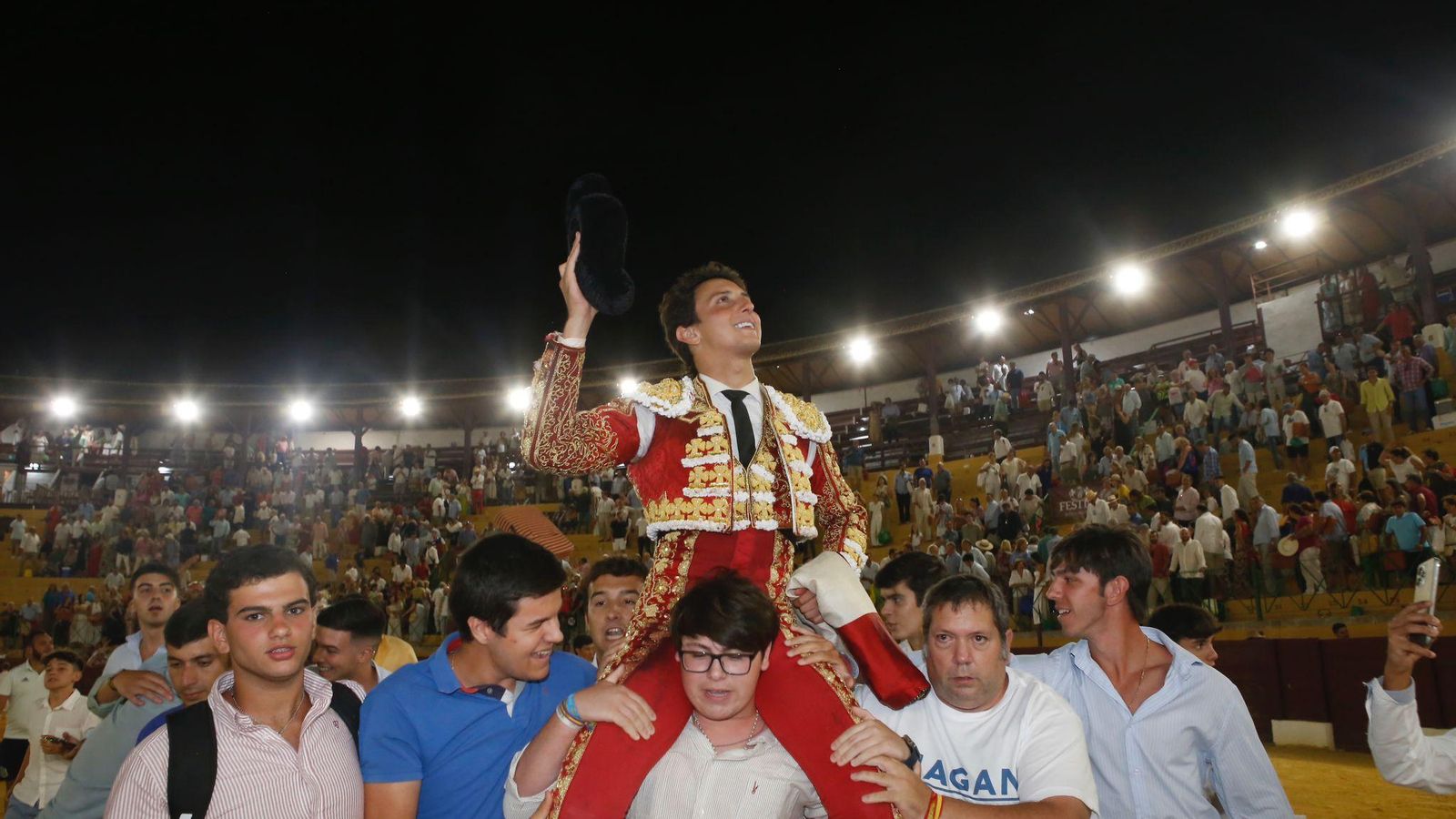 Salida a hombros de Roca Rey en La Línea tras cortar tres orejas. Salida a hombros de Roca Rey en La Línea tras cortar tres orejas.