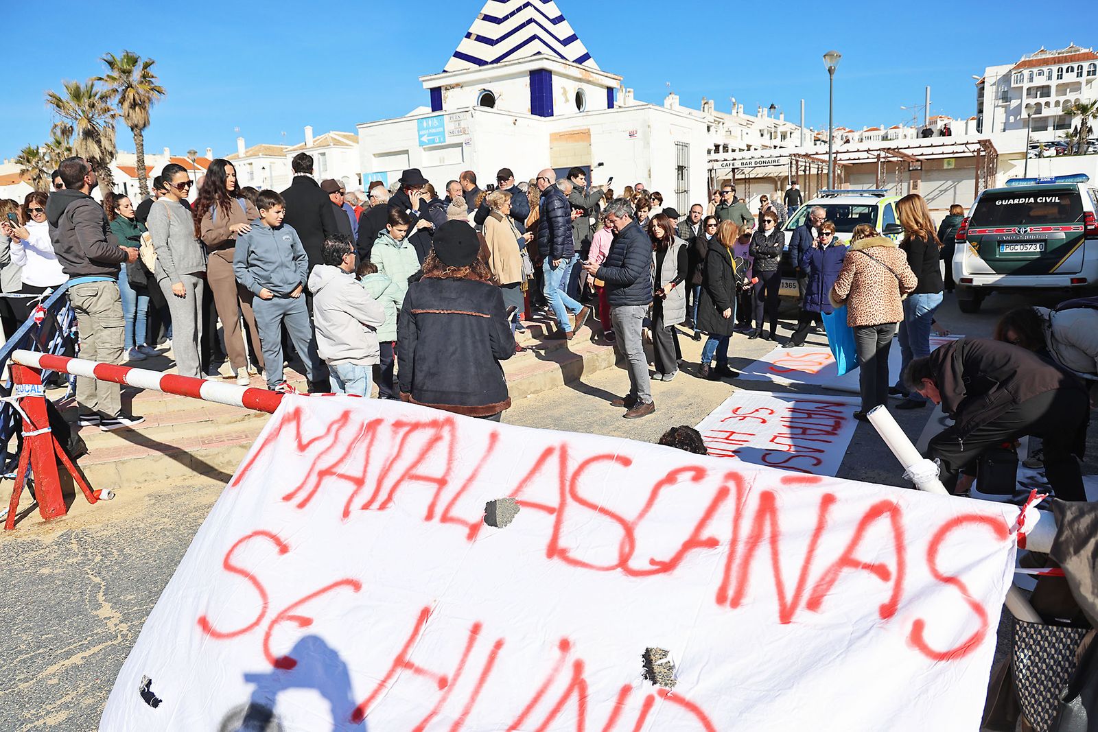 Fotografías de la concentración de los vecinos de Matalascañas tras los destrozos del paseo marítimo