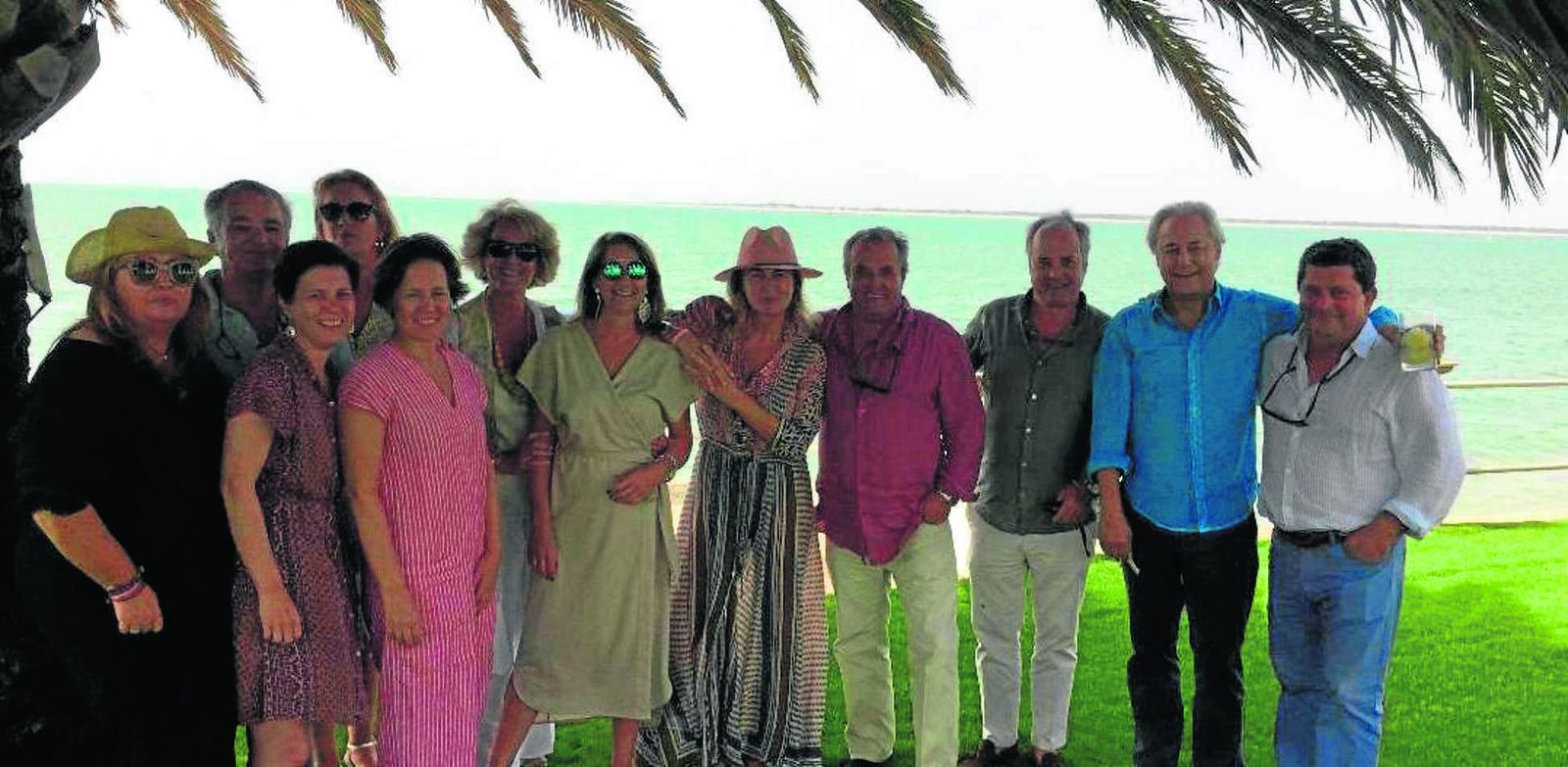 La embajadora de las Carreras de Caballos de Sanlucar de Barrameda, Teresa de la Cierva, con Chica Hidalgo, Alfonso Otaolaurruchi, Mariquilla Silva, Clara y Bea Moreno y Borbón, Cuqui Florido, Rafael e Ignacio Hidalgo, Mikel Bilbao y Hermenegildo Mergelina.