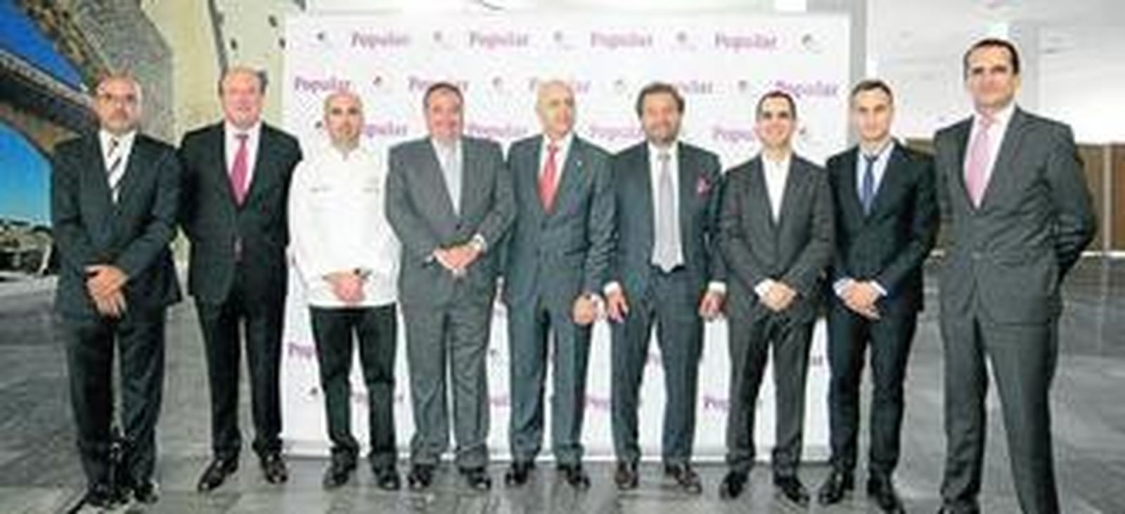 El director de Diario de Almería, Antonio Lao, el director territorial de Popular en Andalucía Oriental, Manuel Quero, el jefe de Cocina de Restaurante Ruta del Veleta, Marcos Pedraza, el director general de Grupo Joly, Tomás Valiente, el presidente de la Cámara de Comercio de Almería, Diego Martínez Cano, el director de Banca de Clientes de Popular, Miguel Ángel Luna, el gerente de Restaurante Ruta del Veleta, Óscar Pedraza, el subdirector de Marketing de Resturante Ruta del Veleta, Manuel Martín, y el director regional de Almería y Granada, Jaime Lobo.