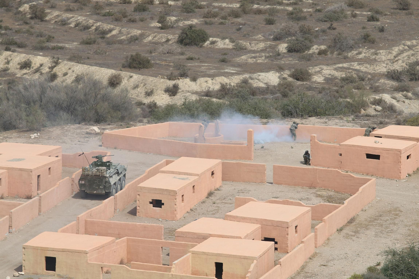 Imágenes de la visita de la ministra de Defensa a la base militar de Viator