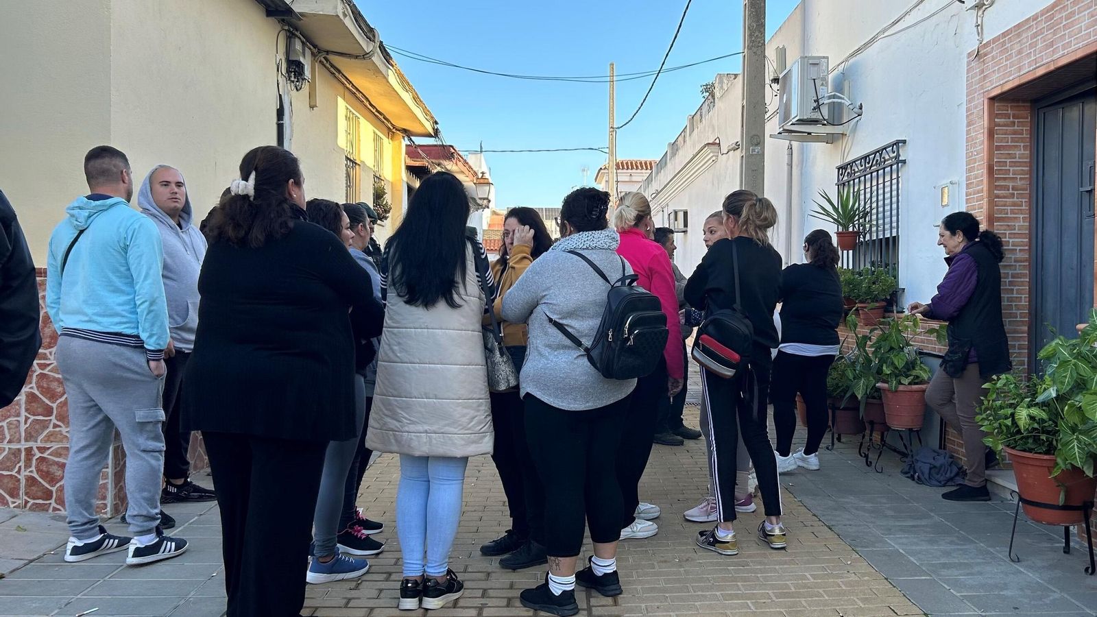 Familiares y allegados, en torno a la casa incendiada.