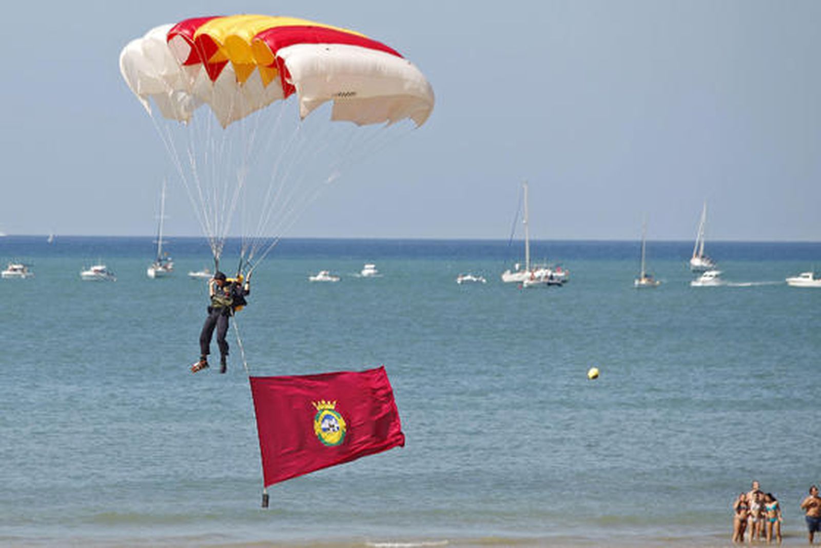 190.000 personas disfrutan del III Festival Aéreo en la playa de la Victoria. /Foto: Jesús Marín