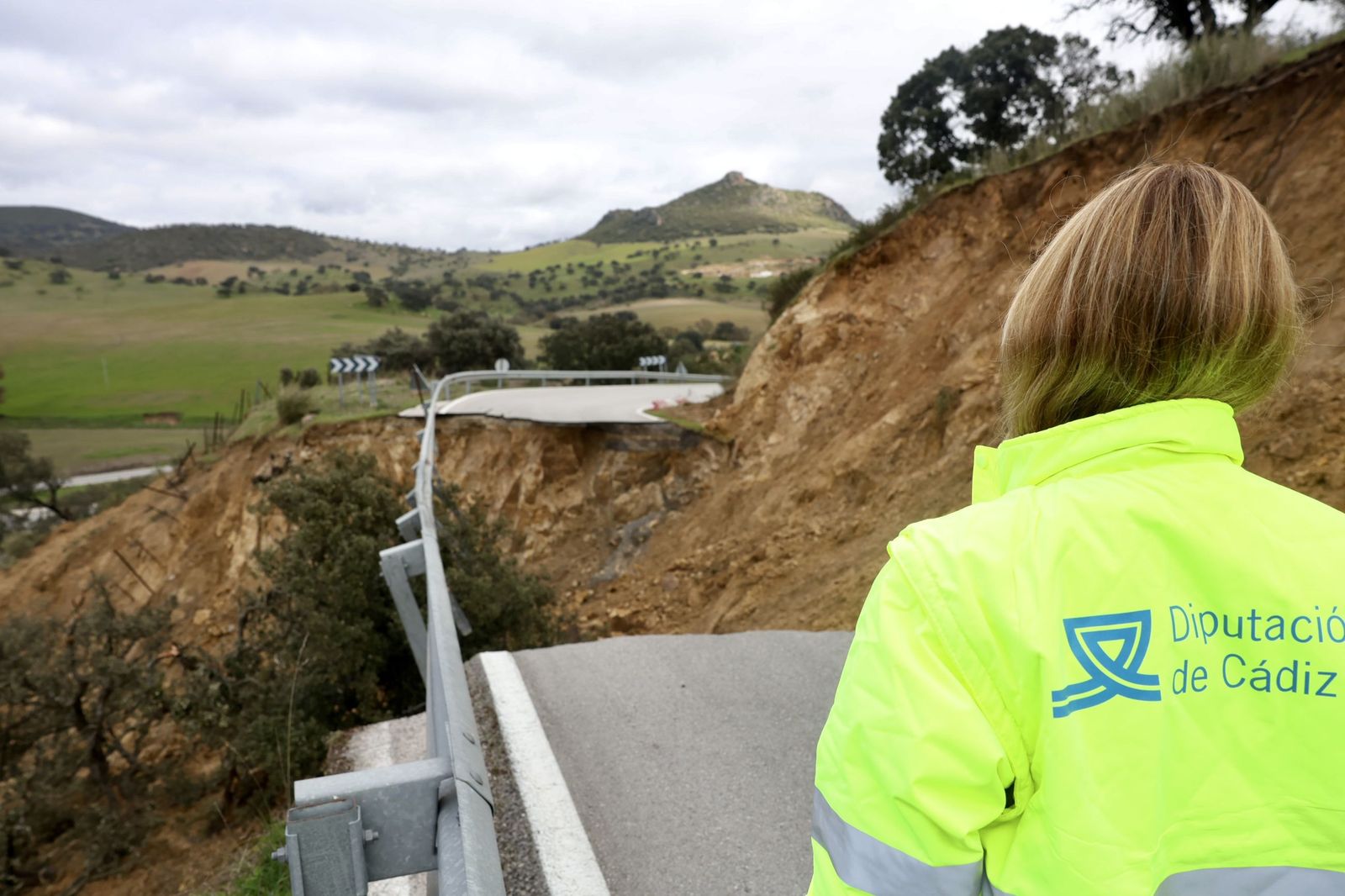 Carretera de Lora afectada por un deslizamiento.