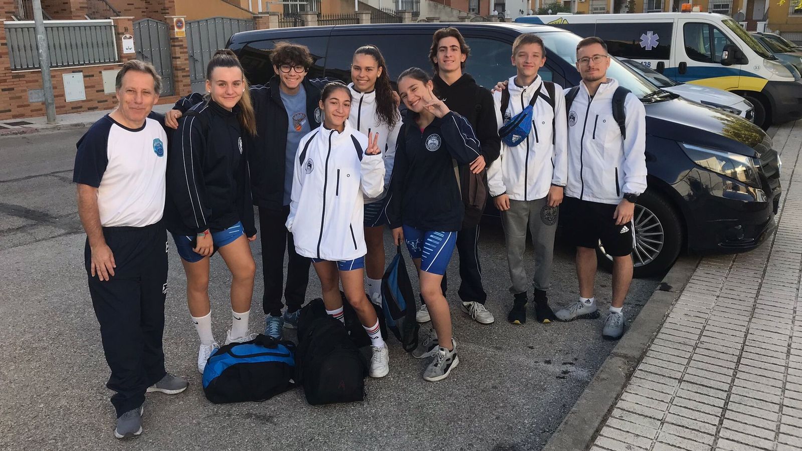 Los competidores del Club de Halterofilia San Fernando que han conseguido su pase al Nacional Sub 15, con sus competidores.