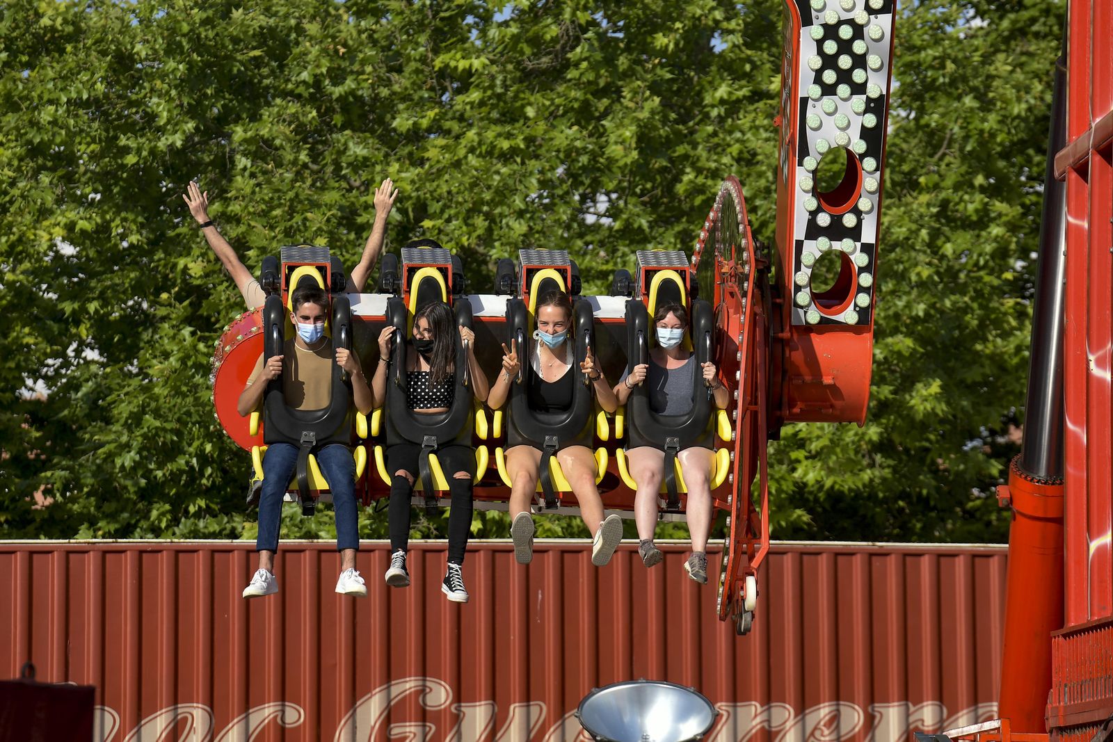 Atracciones de feria, columpios, niños y vida en el Corpus 2021