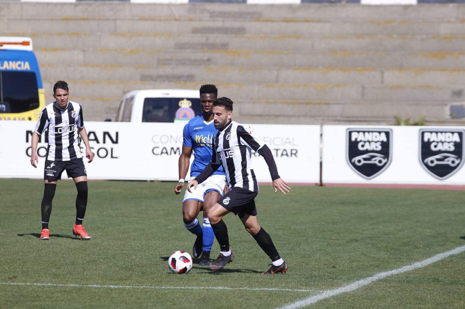 Pirulo controla el balón durante el Balona-UD Melilla del pasado domingo
