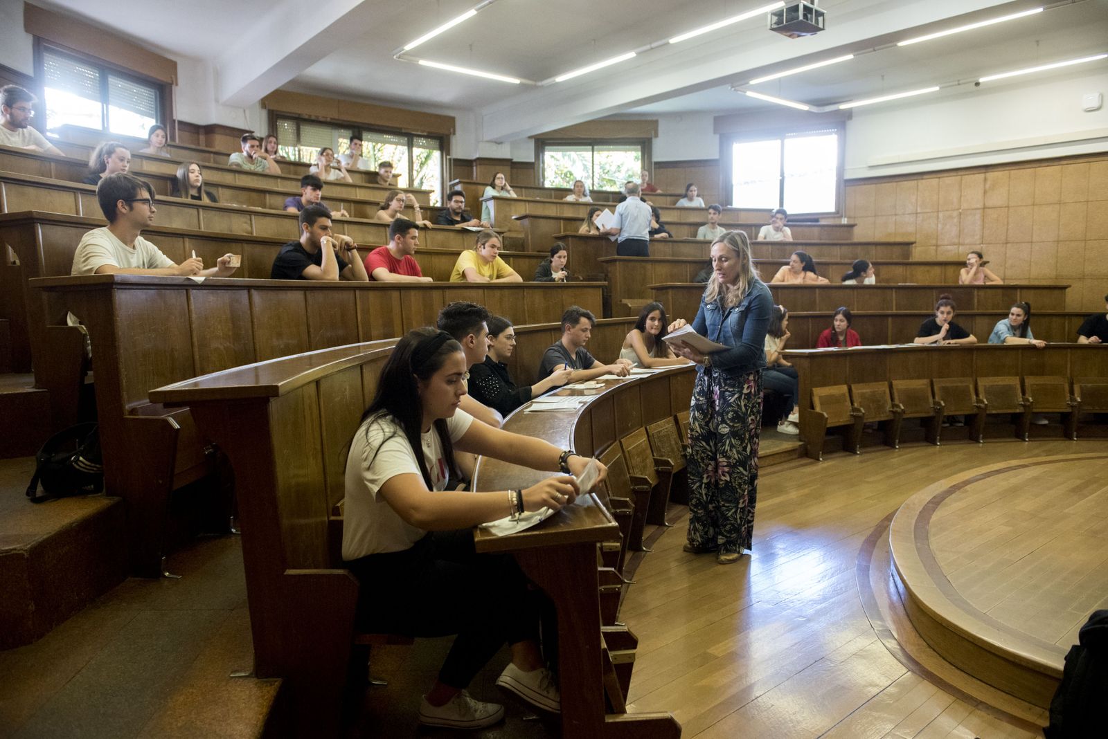 Estudiantes en la sede de la antigua Medicina, actual Espacio V Centenario.