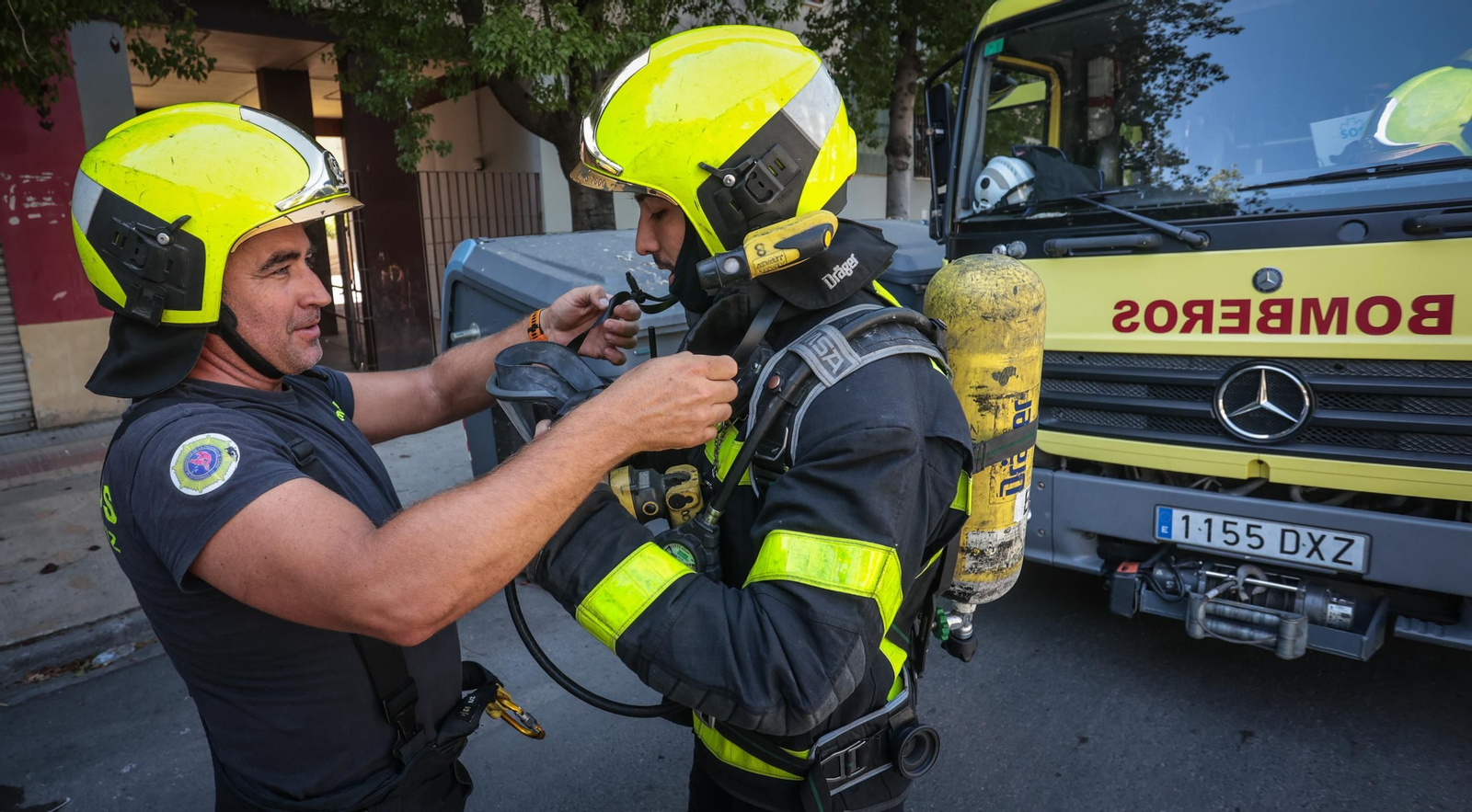 Imágenes de la intervención en un incendio en García Figueras en Jerez