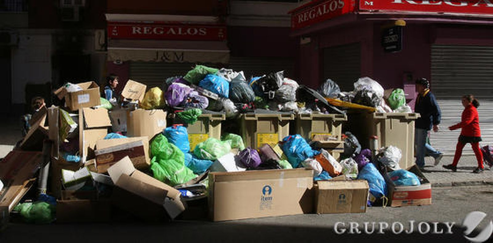 Basura acumulada en calles de Los Remedios tras nueve días de huelga.

Foto: José Ángel García