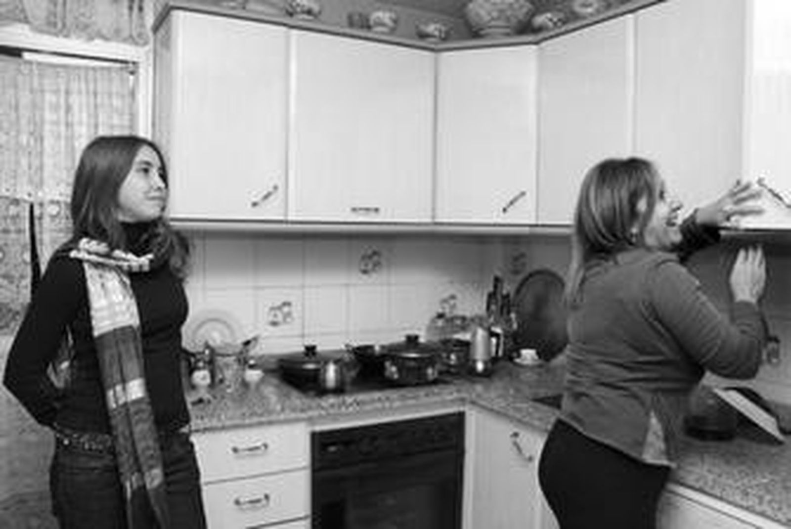 A la izquierda, Sandra, quien, tras haber superado la anorexia, puede bromear con su madre en la cocina sin que el lugar le provoque angustia .