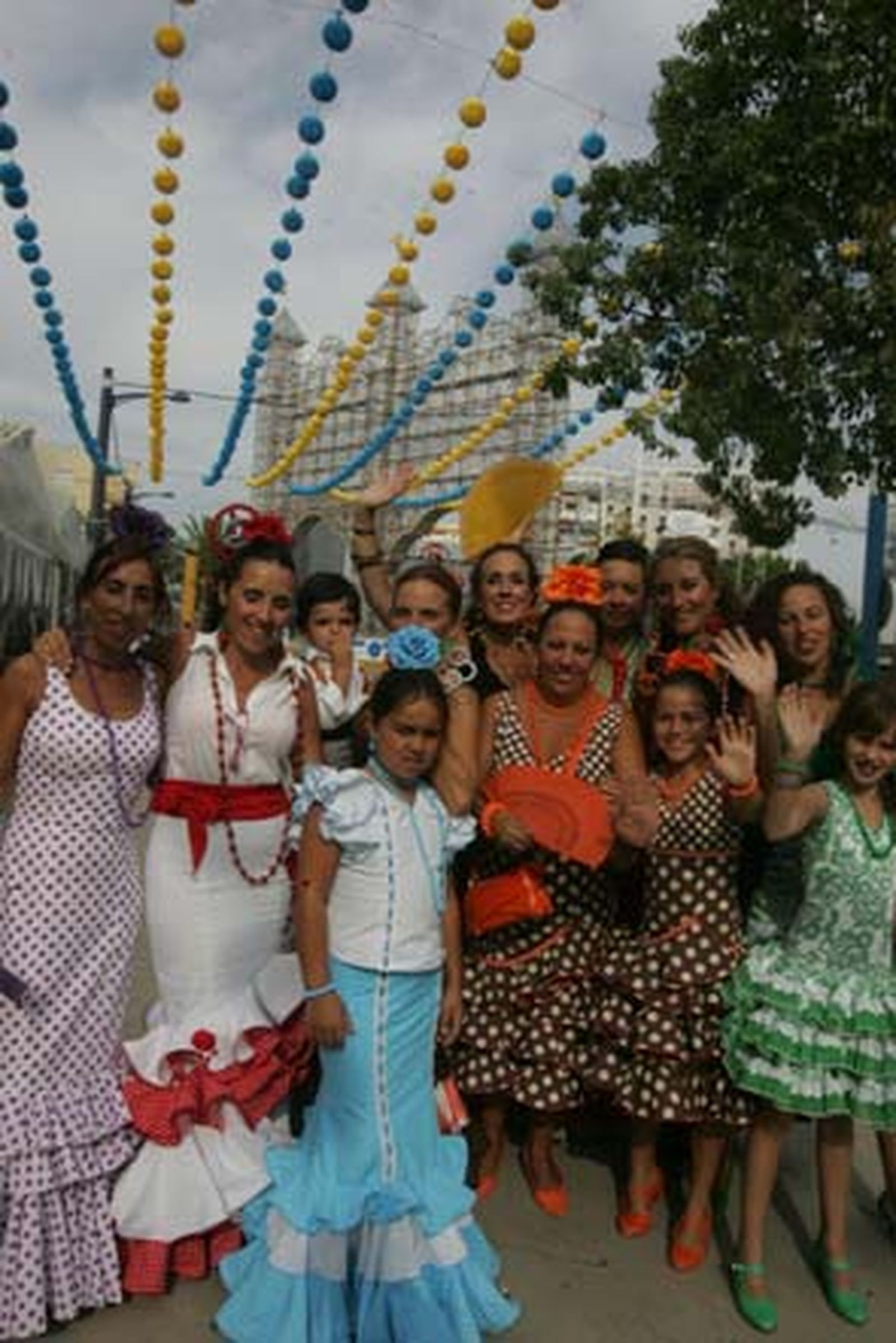 Un amplio grupo de mujeres y niñas vestidas de flamenca viven la última jornada de fiesta.

Foto: Jose Maria Quiñones