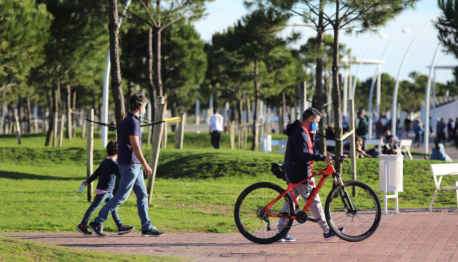 El buen tiempo del sábado llena de onubenses el Paseo de la Ría