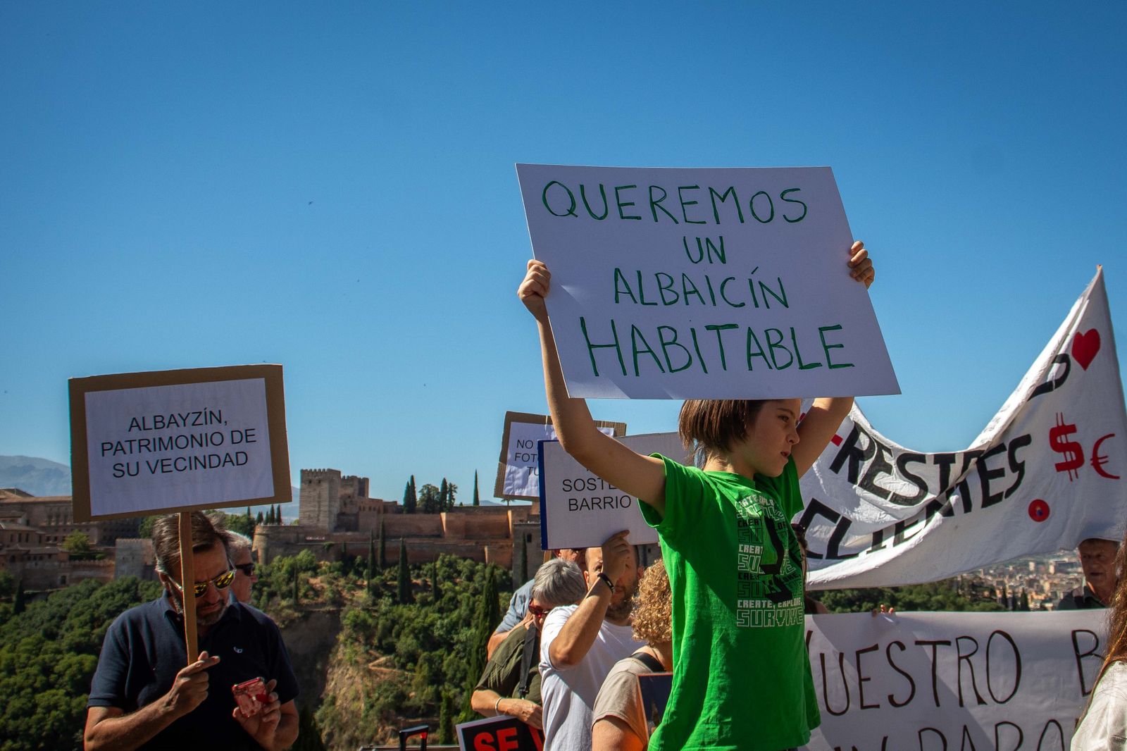 Las mejores imágenes: Vecinos del Albaicín exigen un turismo regulado en Granada