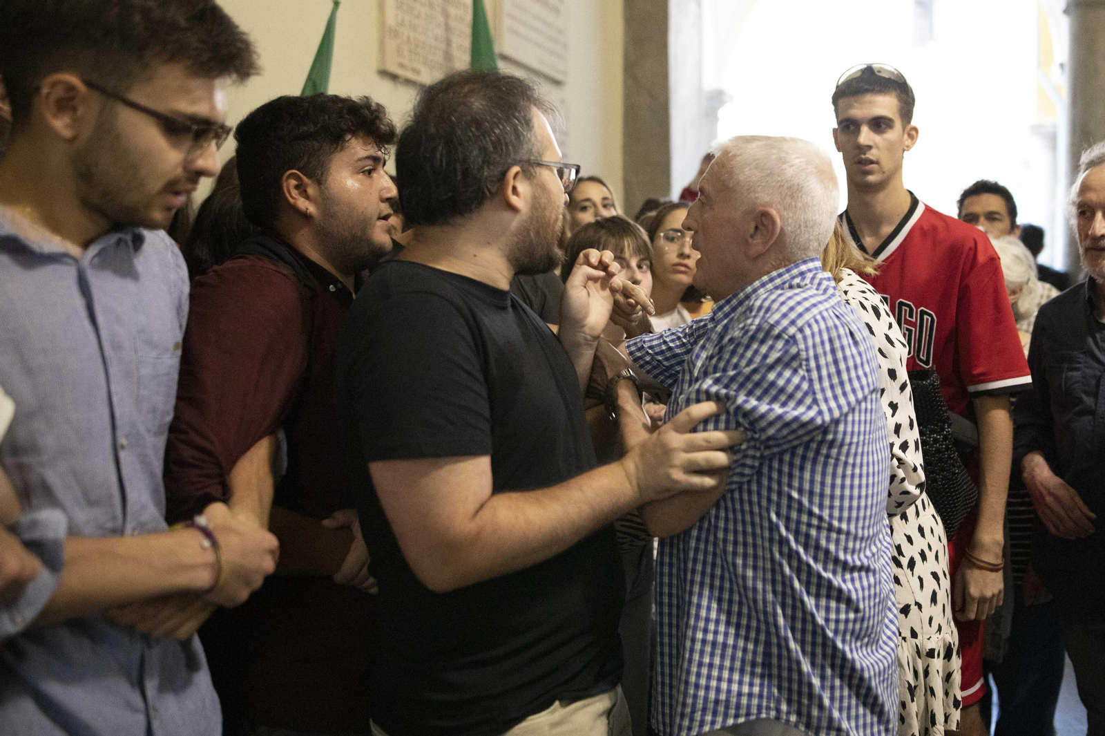 Altercados en la conferencia de Macarena Olona en Granada