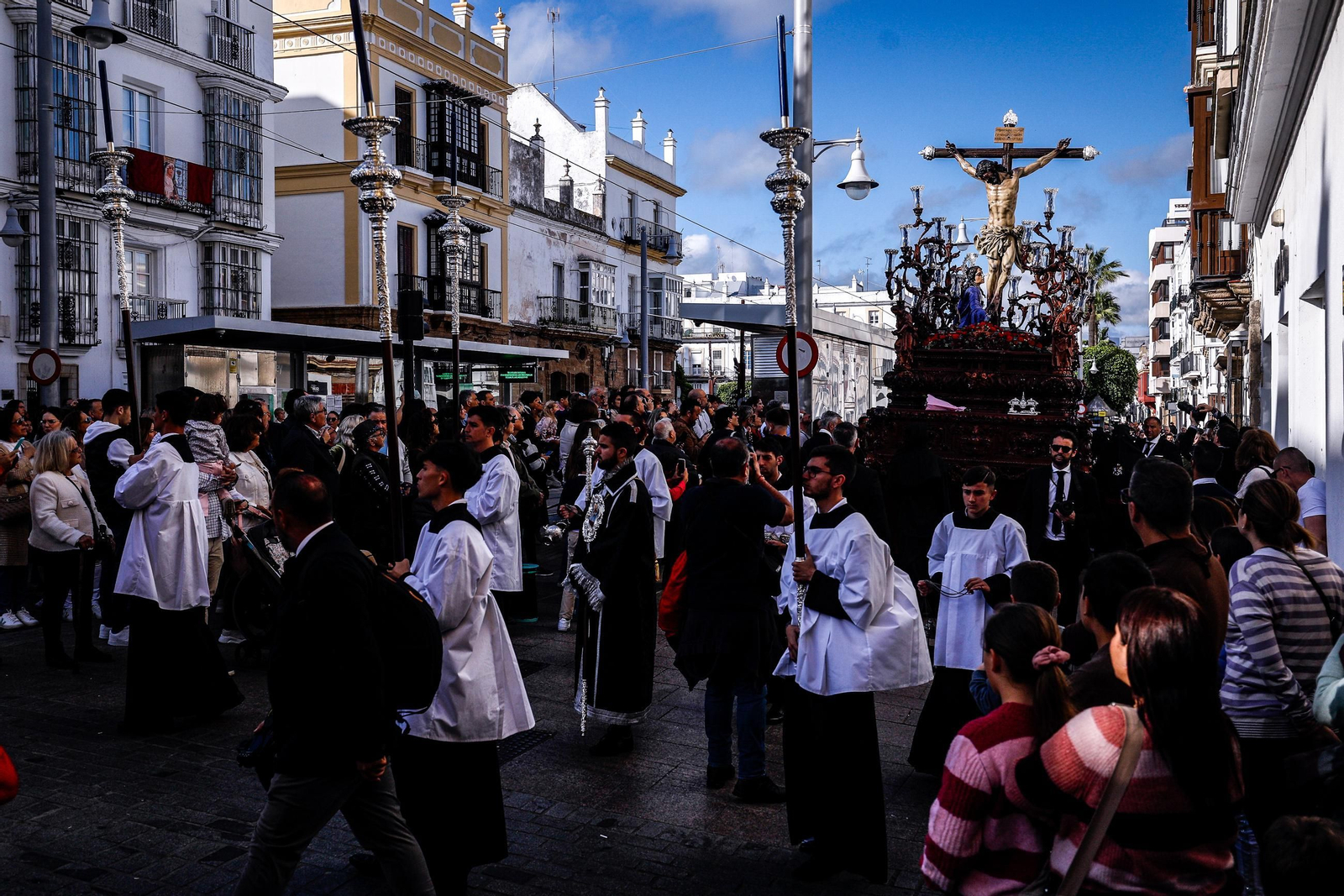 Imágenes de la salida de Desamparados en la Semana Santa de San Fernando 2025