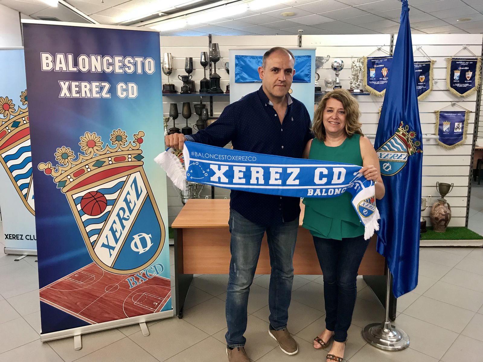 Javier Rodríguez, junto a Antonia Beltrán, presidenta del club azulino.
