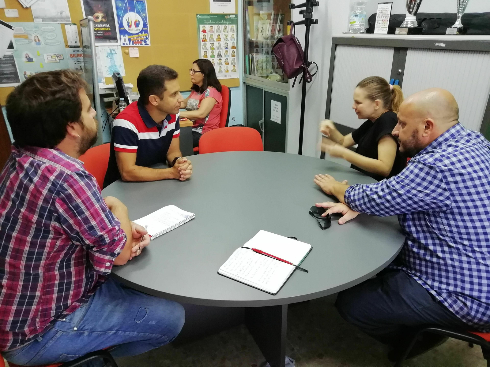 Un momento de l reunión entre miembros de Apesorje y de Adelante.