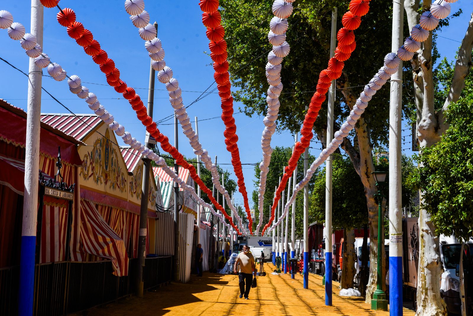Imágenes de los últimos preparativos de la Feria de Sevilla 2024