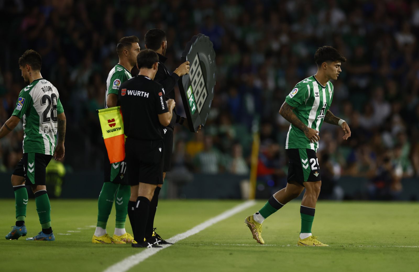 Juan Cruz, en el momento de entrar al campo ante el Almería.