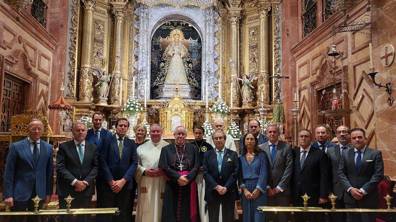 El arzobispo y la junta de gobierno ante la Virgen de la Esperanza
