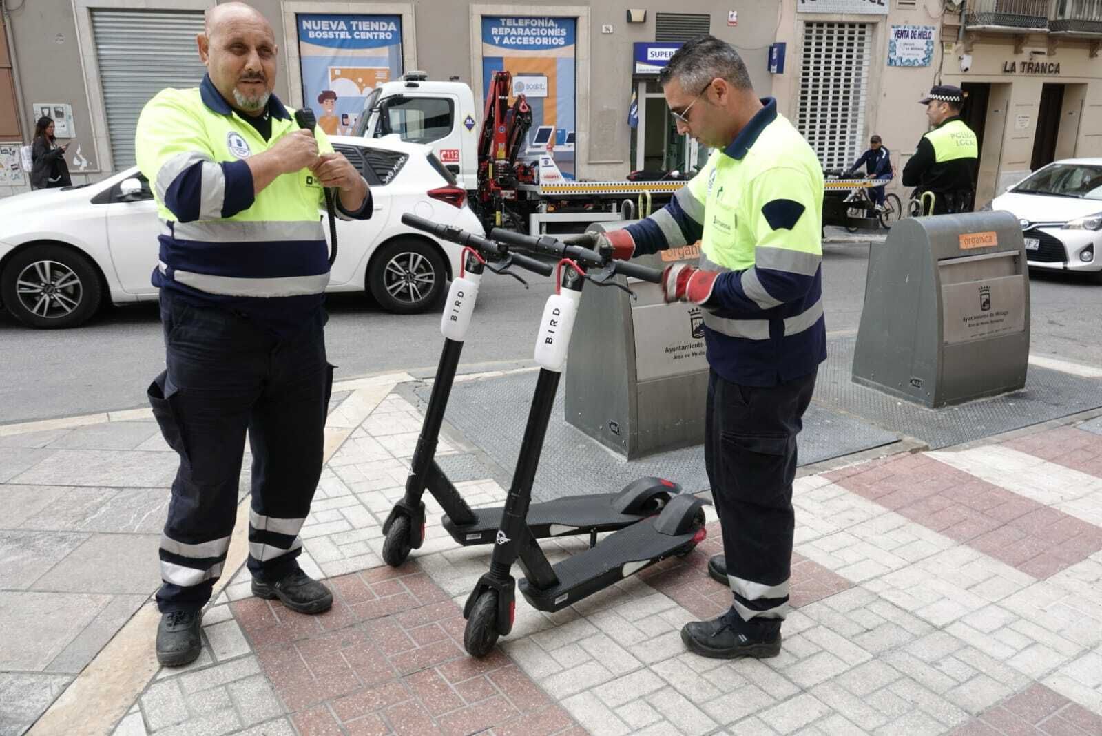 Las fotos de la retirada de patinetes eléctricos mal aparcados en Málaga