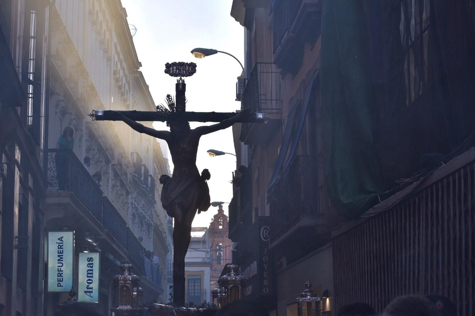 Las imágenes del Vía Crucis de las Cofradías de Sevilla con el Cristo de la Conversión de Montserrat