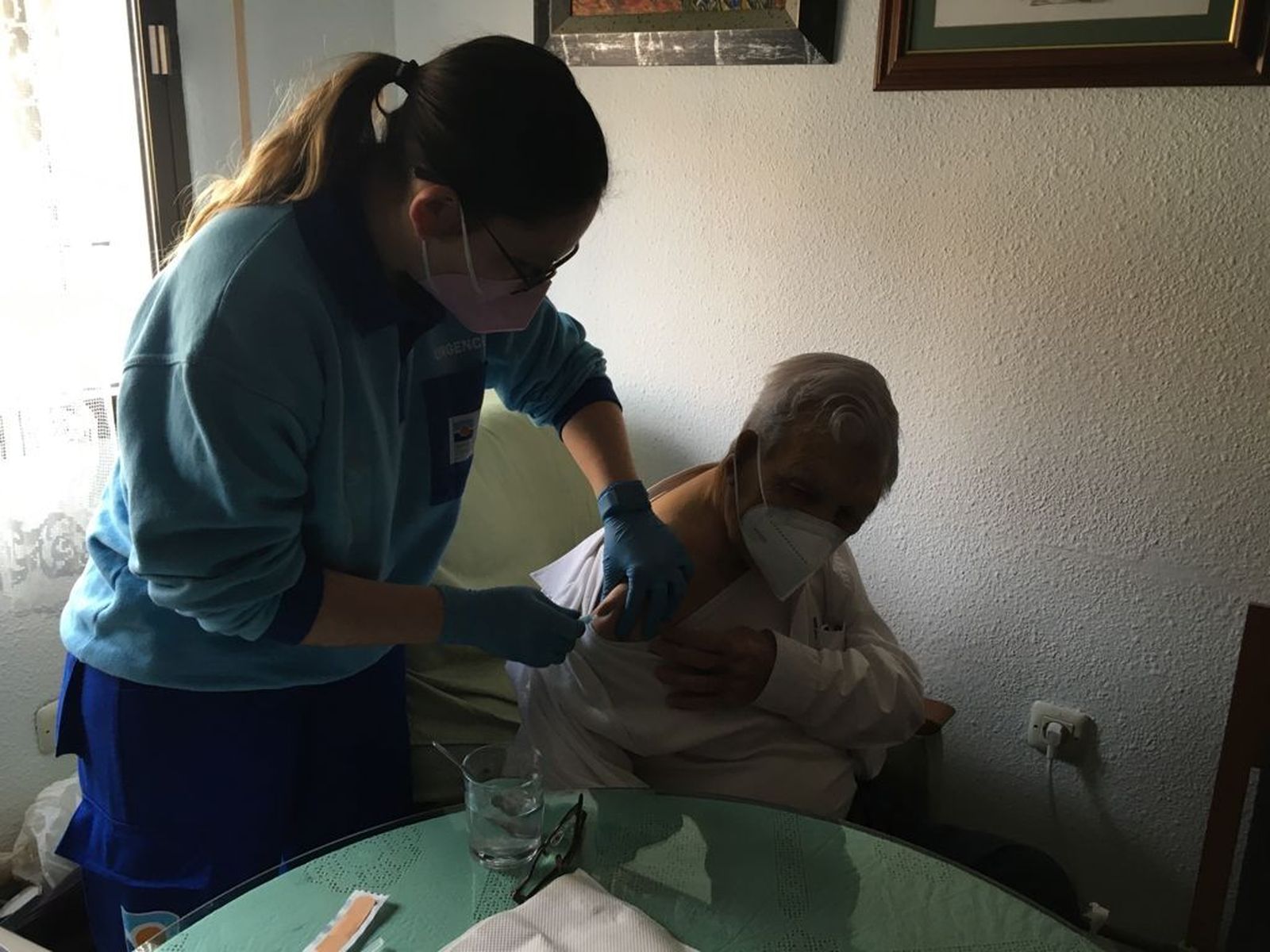Una enfermera del equipo de vacunación del Área de Gestión Sanitaria Sur inyecta la primera dosis a una persona dependiente en su domilicio.
