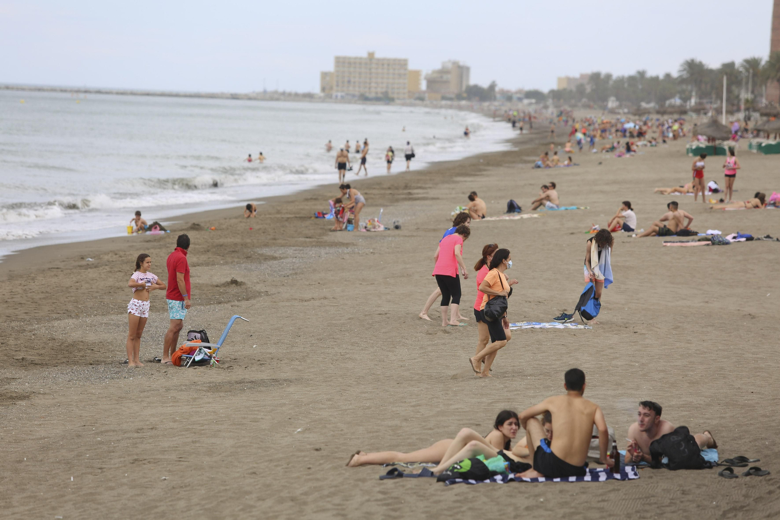 Fotos de la playa de La Misericordia, en Málaga, en el segundo día de calor de la desescalada