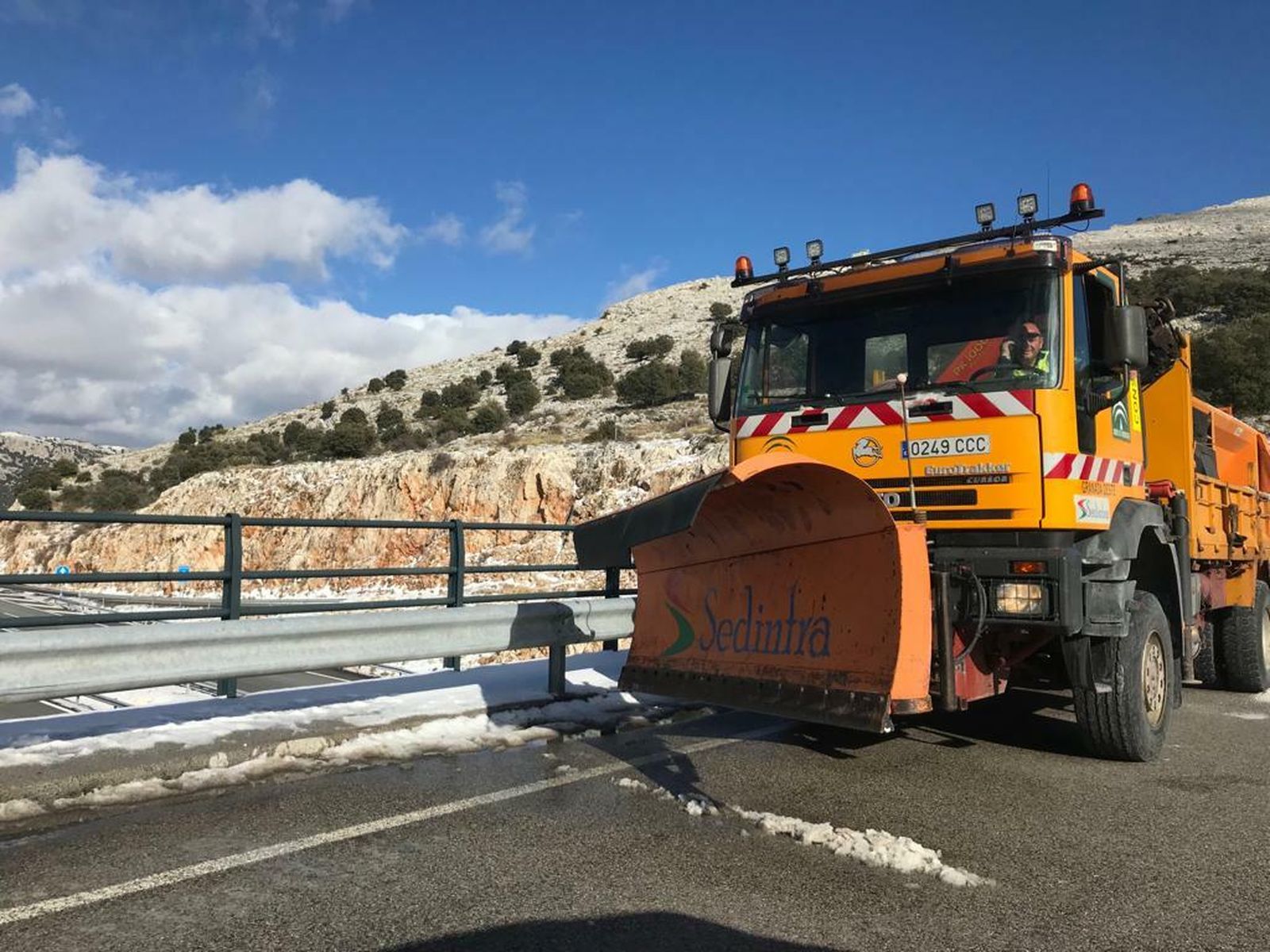 5.800 tonelada de sal para evitar retenciones por nieve en Granada