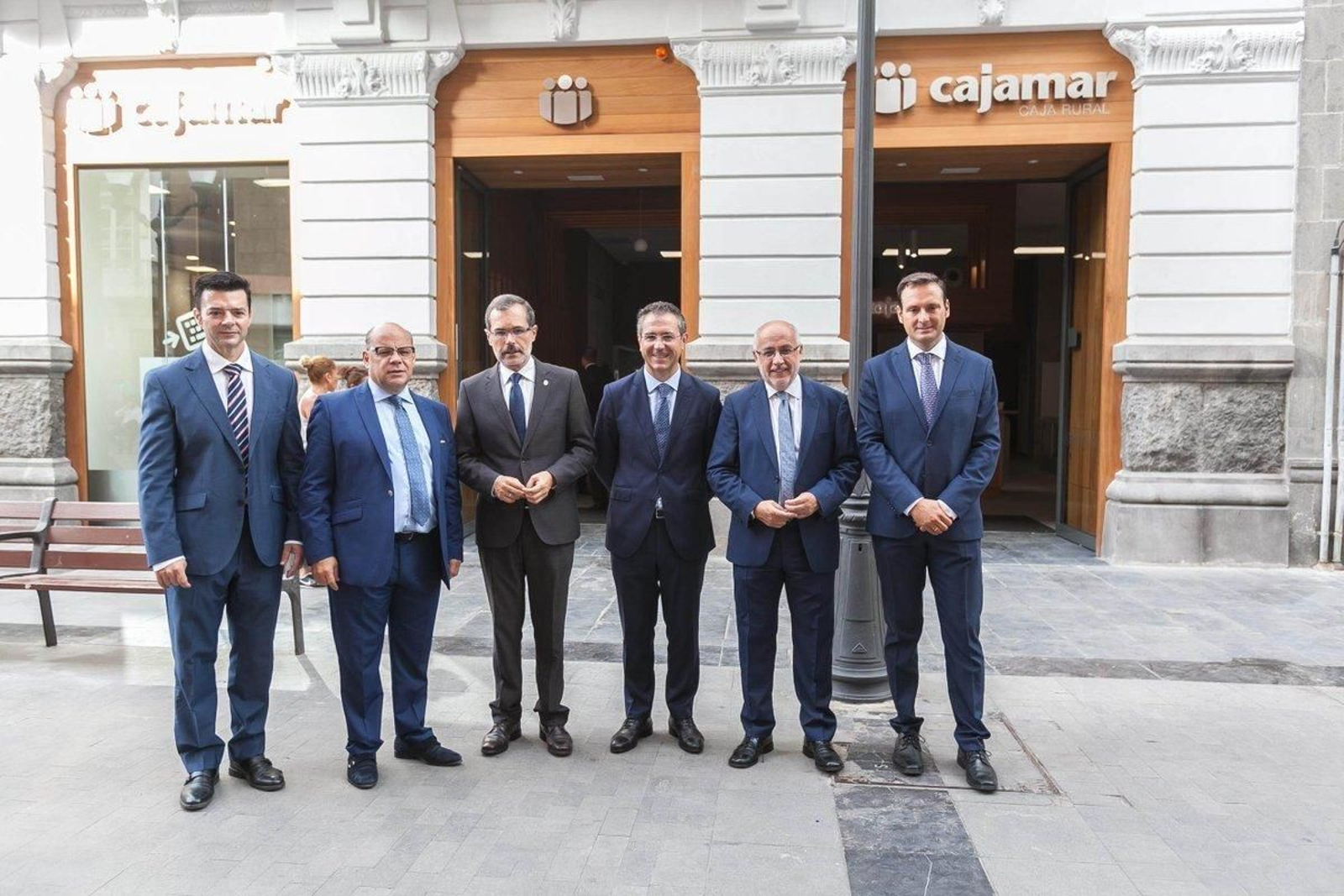 En el centro, el presidente de Cajamar, Eduardo Baamonde.