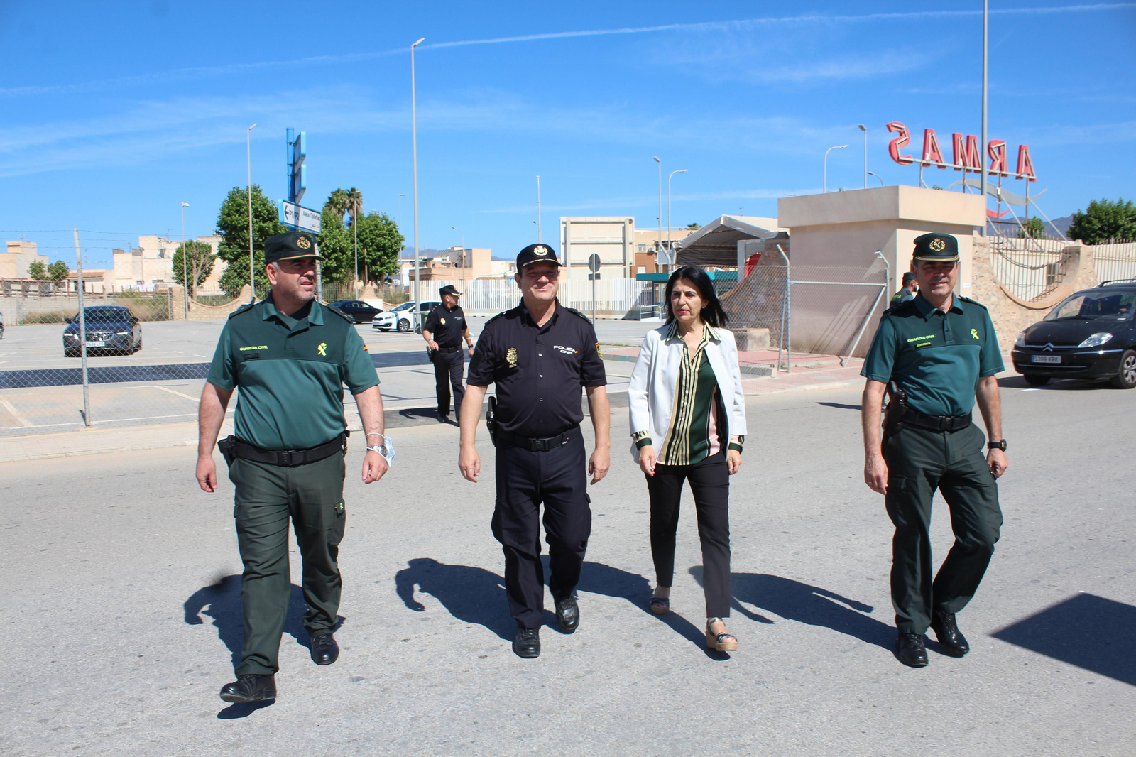 Trabajadores y operarios se preparan para dar el pistoletazo de salida a la Operación Paso del Estrecho en el Puerto de Motril