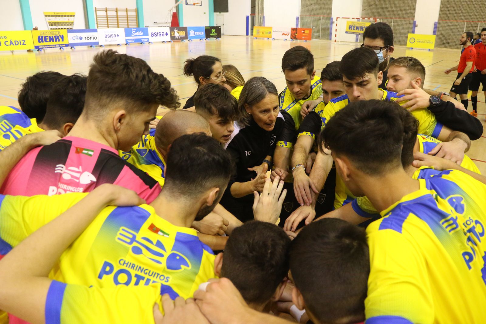 Déborah Fernández y sus jugadores hacen piña antes de un partido.
