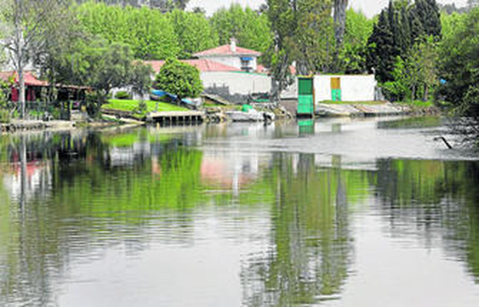 Embarcaderos en las traseras de las viviendas de la calle Golondrina, que dan directamente al río.