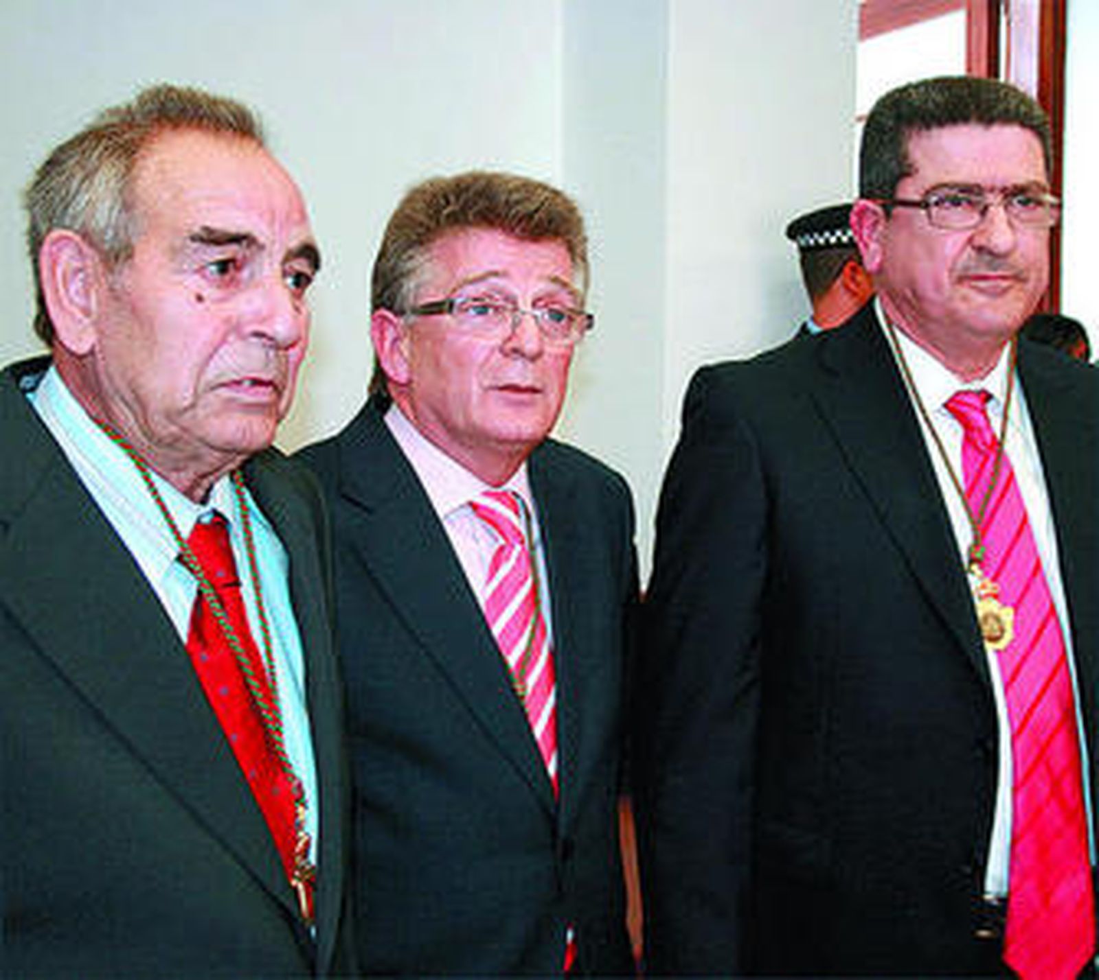 Los dos homenajeados junto al alcalde de la poblción jandeña.