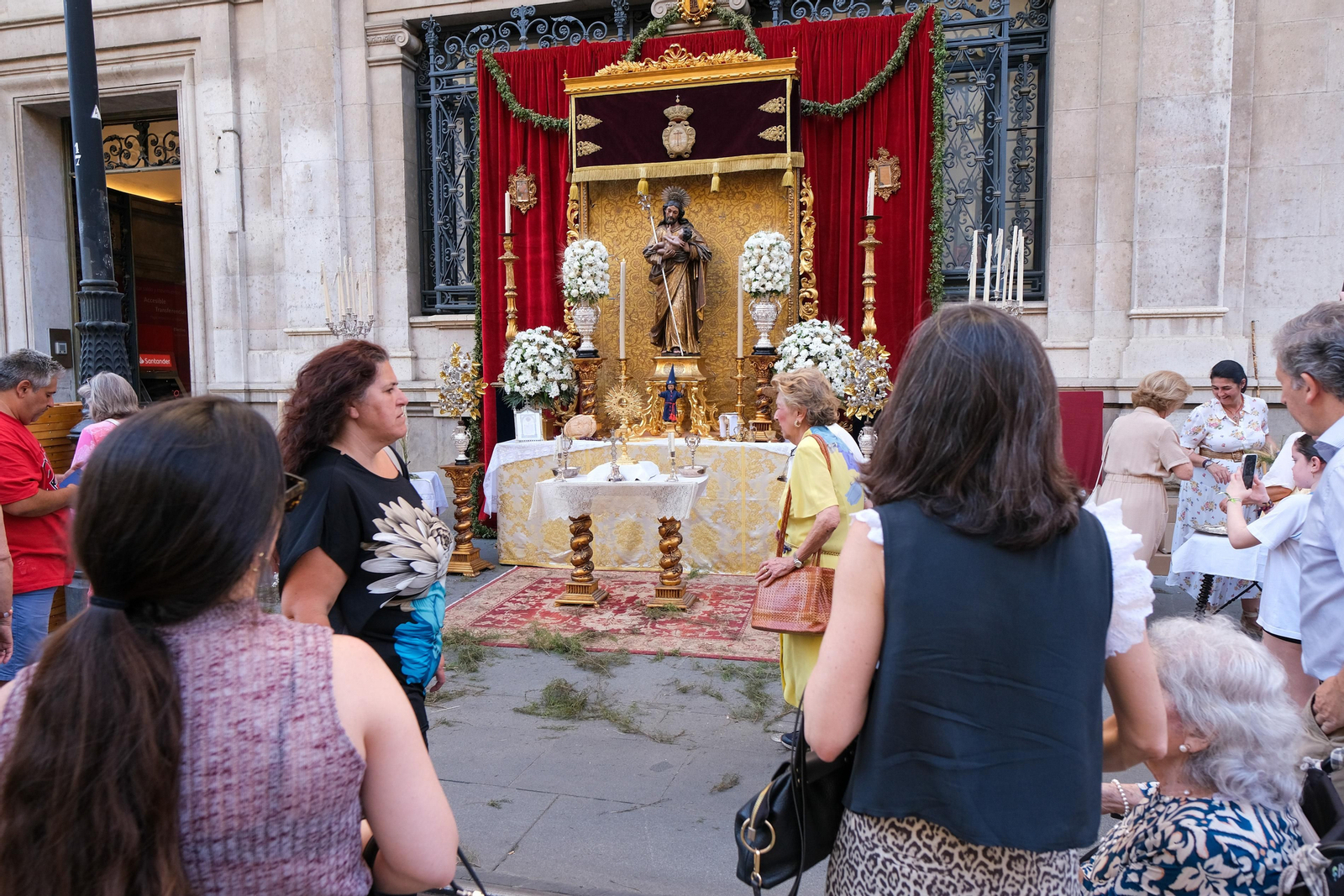 Preparativos, altares, escaparates, balcones para el Corpus
